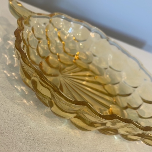 Colored glass small dish shape as cluster of grapes vintage collectible - Picture 2 of 3